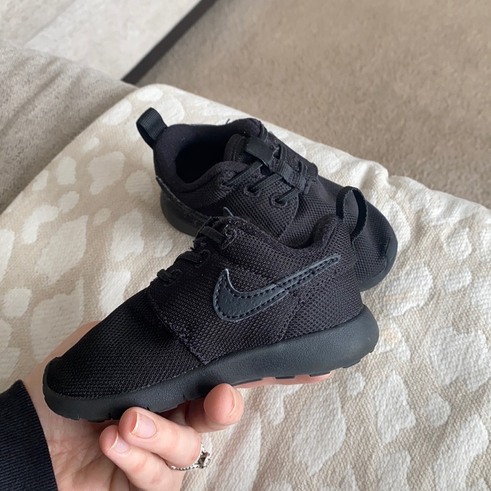 Nike black toddler shoes 6C
